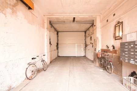 Vielseitig nutzbare Garage | Platz für bis zu 3 Fahrzeuge | Arbeitsgrube | großes Einfahrtstor