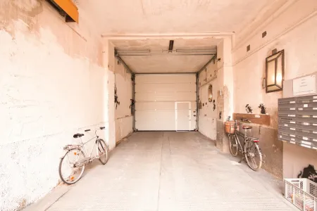 Vielseitig nutzbare Garage | Platz für bis zu 3 Fahrzeuge | Arbeitsgrube | großes Einfahrtstor