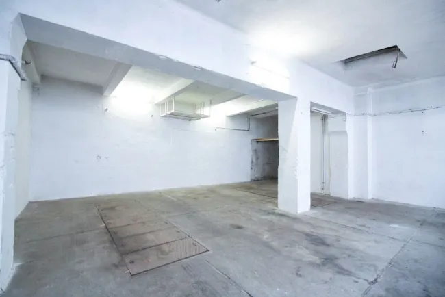 Vielseitig nutzbare Garage | Platz für bis zu 3 Fahrzeuge | Arbeitsgrube | großes Einfahrtstor - Titelbild