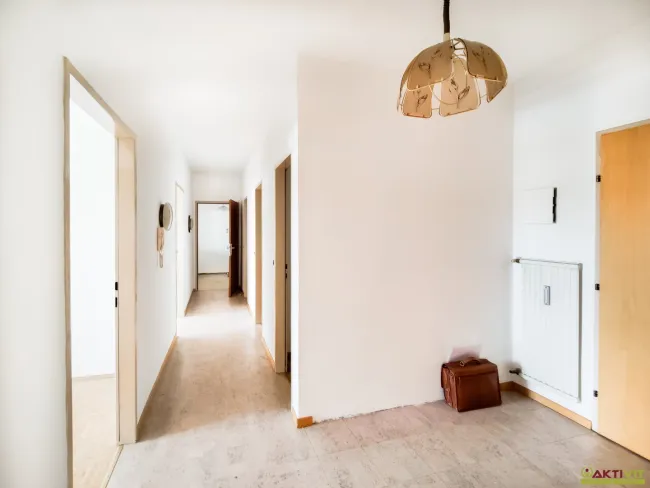 Großzügige Wohnung mit Ausblick, Gartennutzung und Lift. - Ideales Investmentobjekt. - Bild