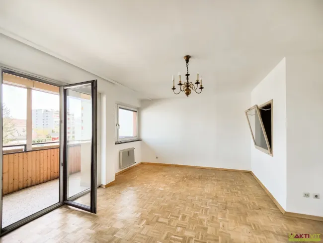 Großzügige Wohnung mit Ausblick, Gartennutzung und Lift. - Ideales Investmentobjekt. - Titelbild