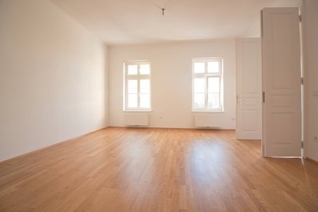 Wunderschöne 2-Zimmer-Altbauwohnung mit Parkettböden & Flügeltüren | Küche & Bad ausgestattet