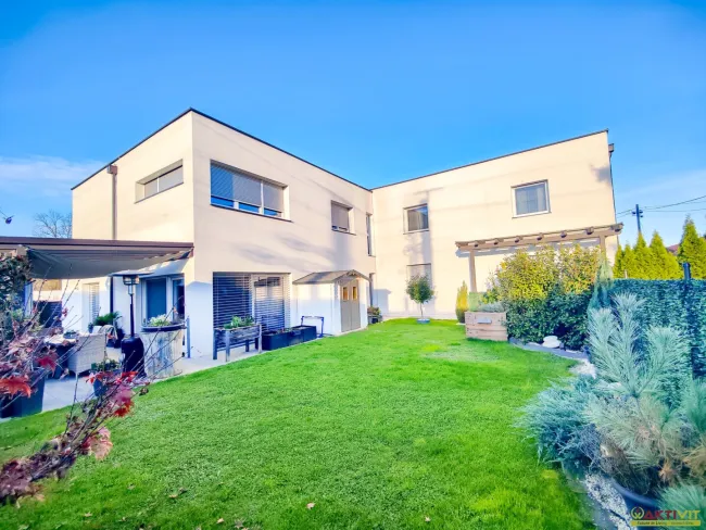 Neuwertiges Wohnhaus mit 5 Einheiten. - Ideal Autobahn-Anbindung mit vielfältigem Potential. - Titelbild