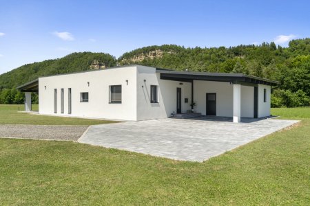 Moderner Bungalow in idyllischer Grünruhelage - mit zusätzlichem Bestandsgebäude und vielseitigem Potenzial