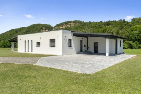 Moderner Bungalow in idyllischer Grünruhelage - mit zusätzlichem Bestandsgebäude und vielseitigem Potenzial
