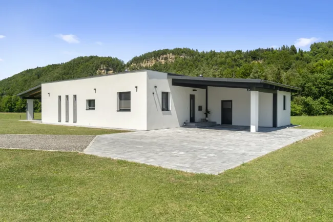 Moderner Bungalow in idyllischer Grünruhelage - mit zusätzlichem Bestandsgebäude und vielseitigem Potenzial - Titelbild