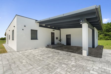 Moderner Bungalow in idyllischer Grünruhelage - mit zusätzlichem Bestandsgebäude und vielseitigem Potenzial