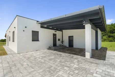 Moderner Bungalow in idyllischer Grünruhelage - mit zusätzlichem Bestandsgebäude und vielseitigem Potenzial