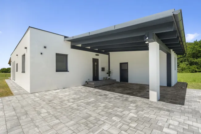 Moderner Bungalow in idyllischer Grünruhelage - mit zusätzlichem Bestandsgebäude und vielseitigem Potenzial - Bild