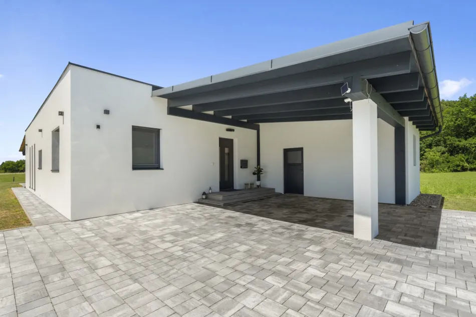 Moderner Bungalow in idyllischer Grünruhelage - mit zusätzlichem Bestandsgebäude und vielseitigem Potenzial - Bild