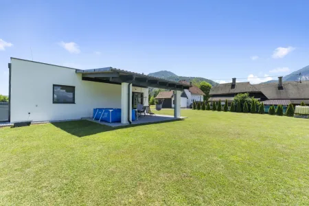 Moderner Bungalow in idyllischer Grünruhelage - mit zusätzlichem Bestandsgebäude und vielseitigem Potenzial