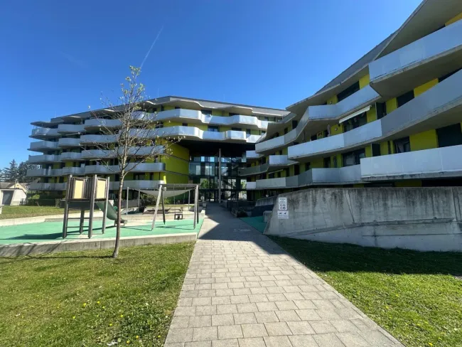 Seltene Gelegenheit: möblierte Wohnung in Toplage mit Balkon & Tiefgarage - Titelbild