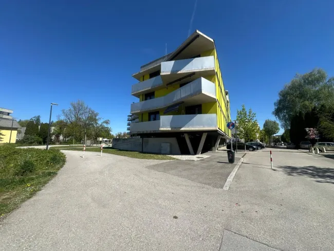 Seltene Gelegenheit: möblierte Wohnung in Toplage mit Balkon & Tiefgarage - Bild