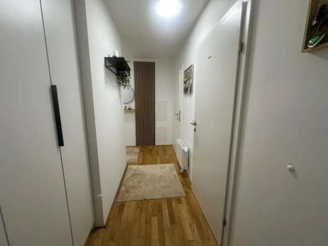 Seltene Gelegenheit: möblierte Wohnung in Toplage mit Balkon & Tiefgarage - Bild