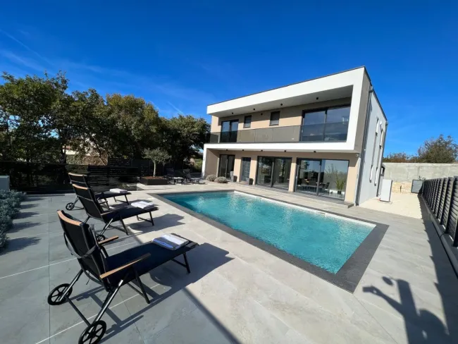 Mediterraner Luxus im Herzen Istriens – Exklusive Villen mit Pool und Sonnenterrasse - Titelbild