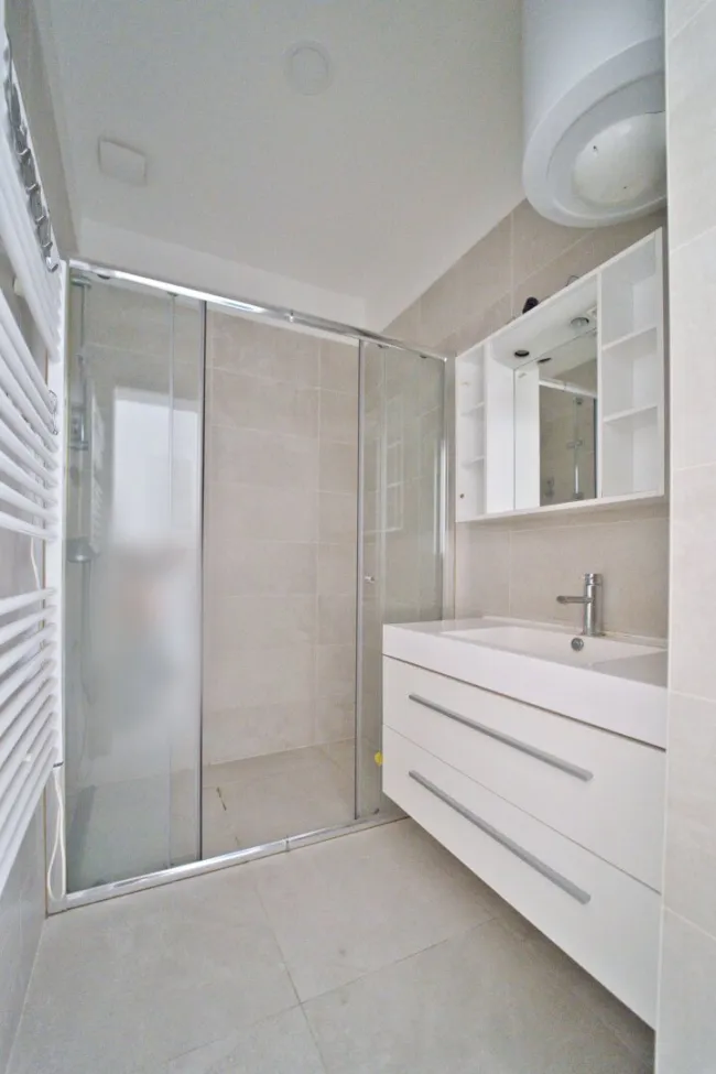 Badezimmer mit Dusche