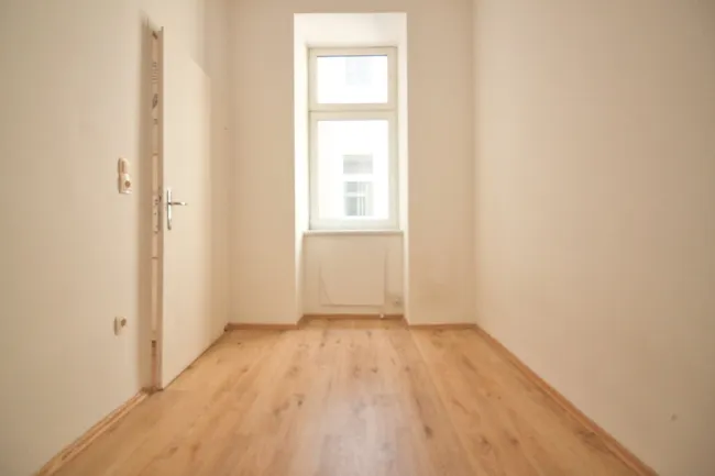 Ruhige, helle 2-Zimmer-Wohnung | Innenhoflage | WC und Bad in der Wohnung - Bild