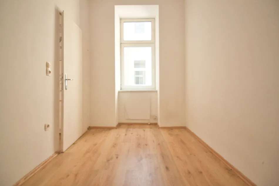 Ruhige, helle 2-Zimmer-Wohnung | Innenhoflage | WC und Bad in der Wohnung - Bild