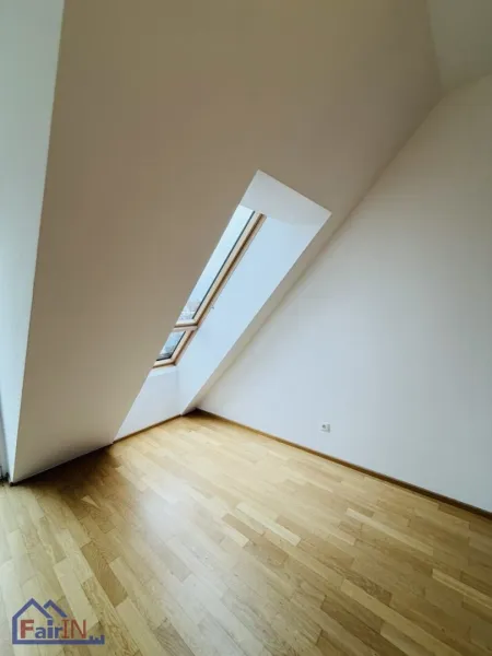 Top sanierte 2-Zi-DG-Wohnung mit Einbauküche und Aufzug in 1100 Wien – 72,5 m²!