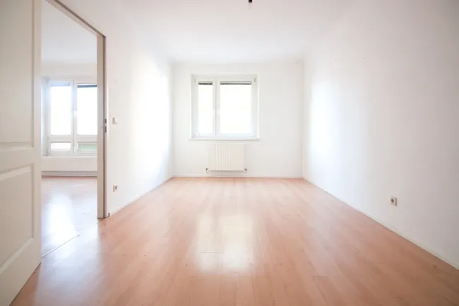 4-Zimmer-Wohnung mit separater Küche | TOP Anbindung | guter WG-Grundriss | zentral begehbar - Bild