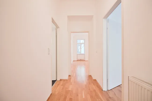 Hofseitige Altbau-Wohnung | Top Lage direkt neben U-Bahn - Bild