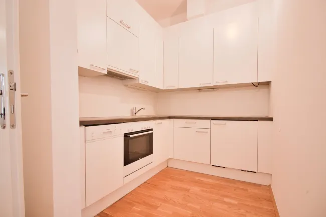 Hofseitige Altbau-Wohnung | Top Lage direkt neben U-Bahn - Bild