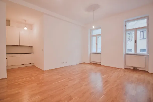 Hofseitige Altbau-Wohnung | Top Lage direkt neben U-Bahn - Titelbild