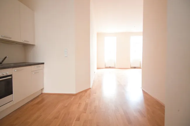 Sonnige, wunderschöne 2-Zimmer Altbau Wohnung in TOP Lage | 80 m zur U3 | Balkon-Anbau möglich - Titelbild