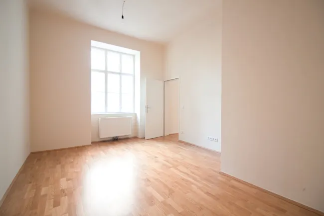 Sonnige, wunderschöne 2-Zimmer Altbau Wohnung in TOP Lage | 80 m zur U3 | Balkon-Anbau möglich - Bild