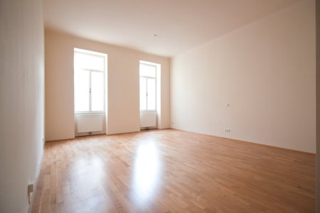 Sonnige, wunderschöne 2-Zimmer Altbau Wohnung in TOP Lage | 80 m zur U3 | Balkon-Anbau möglich