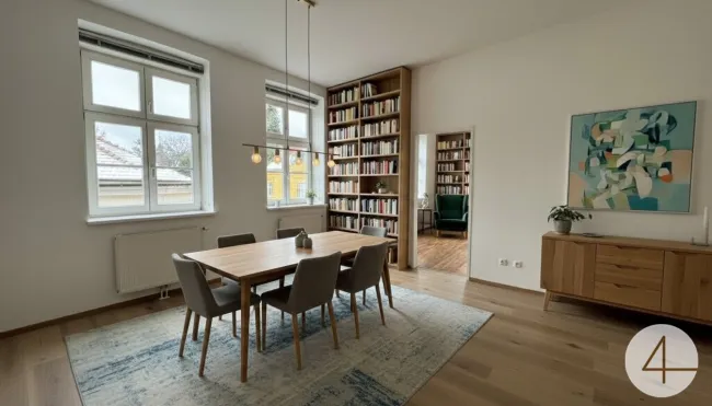 Wohn- oder Esszimmer KI eingerichtet