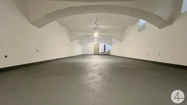 71m2 Lagerraum - U6 in der Nähe - 2 Eingänge - gute Lage - renoviert - Titelbild