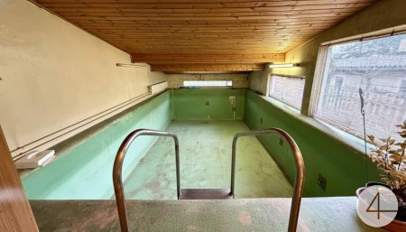 Einfamilienhaus mit großem 721m2 Grundstück und Indoor-Pool