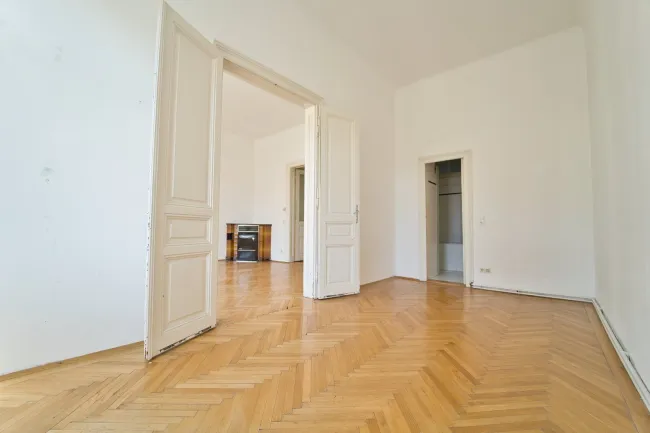 Kinderzimmer mit Zugang zu Badezimmer