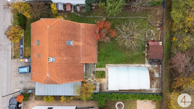 Reserviert ! Ihr neues Zuhause: Stilvolles Einfamilienhaus mit Pool in ruhiger Lage - Bild