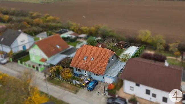 Reserviert ! Ihr neues Zuhause: Stilvolles Einfamilienhaus mit Pool in ruhiger Lage - Titelbild