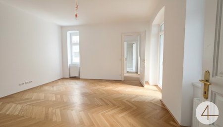Wunderschön sanierte Altbauwohnung im 1. Liftstock mit ruhigem Balkon