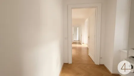 Wunderschön sanierte Altbauwohnung im 1. Liftstock mit ruhigem Balkon