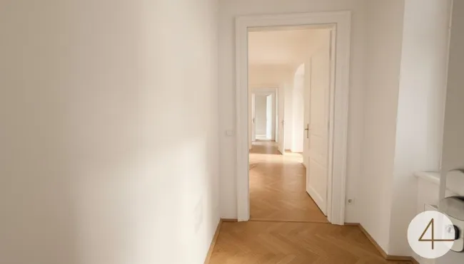 Wunderschön sanierte Altbauwohnung im 1. Liftstock mit ruhigem Balkon - Bild