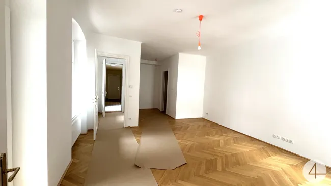 Mit Liebe und Leidenschaft saniertes 2-Zimmer-Altbaujuwel im 2. Liftstock mit großzügigem Balkon - Bild