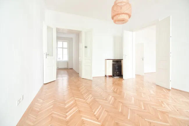 Wunderschöne 2 Zimmer-Altbauwohnung mit separater Küche | TOP Lage | U-Bahn Nähe | Innenhof - Titelbild