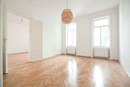 Wunderschöne 2 Zimmer-Altbauwohnung mit separater Küche | TOP Lage | U-Bahn Nähe | Innenhof
