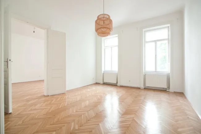 Wunderschöne 2 Zimmer-Altbauwohnung mit separater Küche | TOP Lage | U-Bahn Nähe | Innenhof - Bild