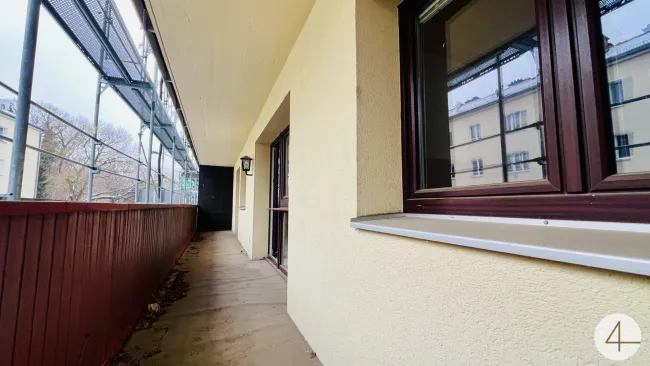 Sanierungsbedürftig light - Frühstückssonne auf der Loggia - Grüner Weitblick - Ruhelage - gute Raumaufteilung - Top Infrastruktur - Titelbild