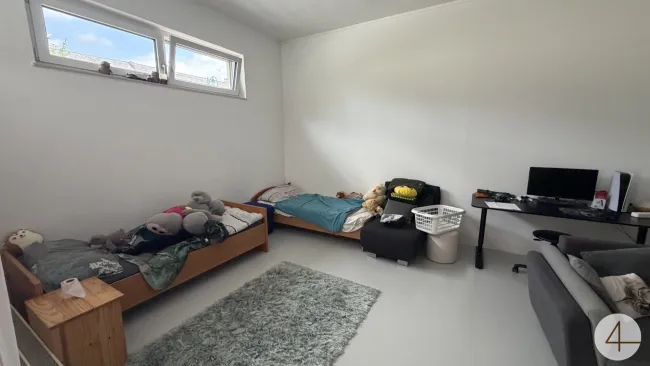 Renditeobjekt mit 2 Wohnungen, 2 Geschäftsflächen und Ausbaupotenzial im Dachgeschoss - Bild
