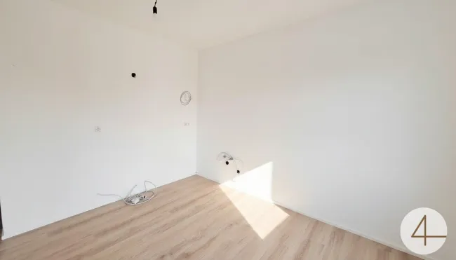 Teilrenovierte Wohnung mit überdachten PKW Stellplatz - Bild