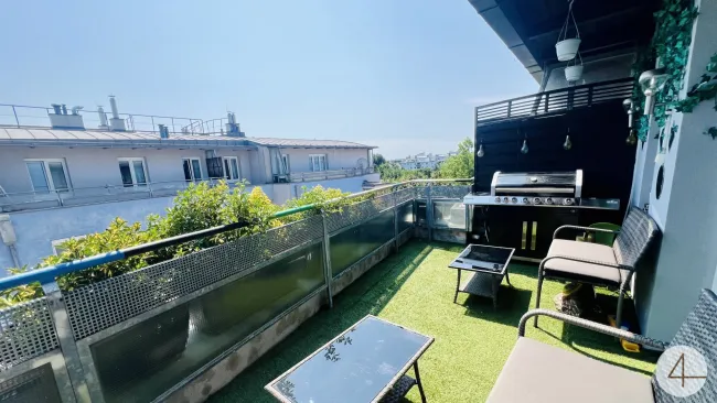 Familienparadies - Mitten im Grünen - DG Maisonette mit sonniger Innenhof Terrasse - 16 Minuten zur U6 - Tiefgaragenstellplatz - Titelbild