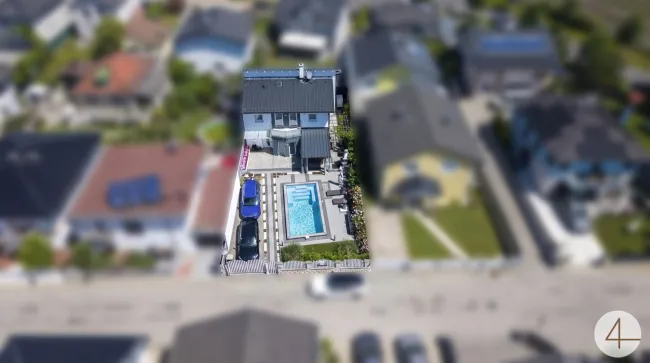 Luxus trifft Wohnkomfort – Einfamilienhaus mit beheiztem Pool und Privatstraße - Bild