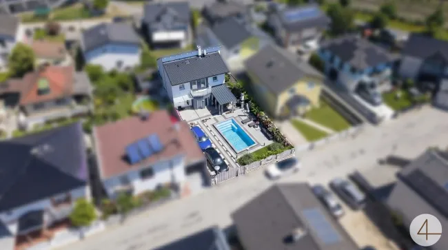 Luxus trifft Wohnkomfort – Einfamilienhaus mit beheiztem Pool und Privatstraße - Titelbild