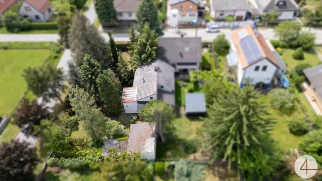 RESERVIERT ! Großes 800m2 Eckgrundstück mit kleinem Häuschen ! - Bild